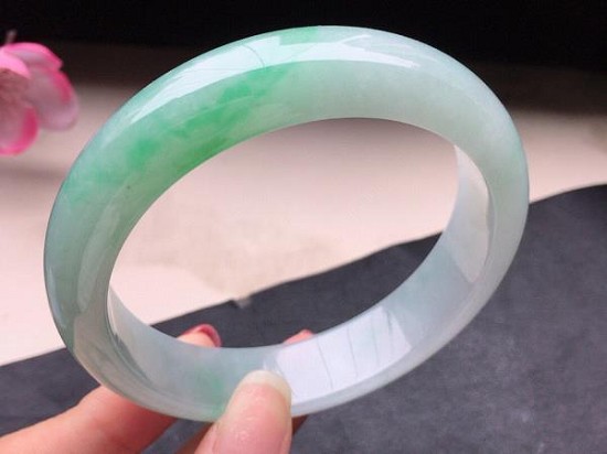 翡翠帝王绿一般出在什么场口_新场口的翡翠种都嫩？切个帝王绿出来吓傻你！-第2张-翡翠-玉仓库