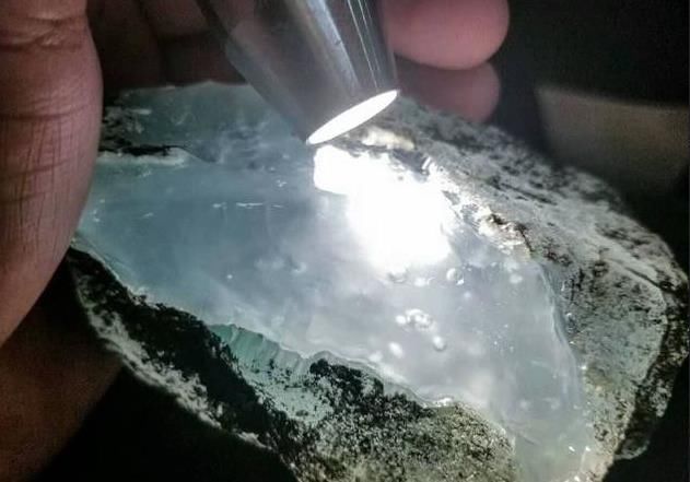 玻璃种翡翠原石打灯图片-打灯的鉴别方法-第3张-翡翠-玉仓库