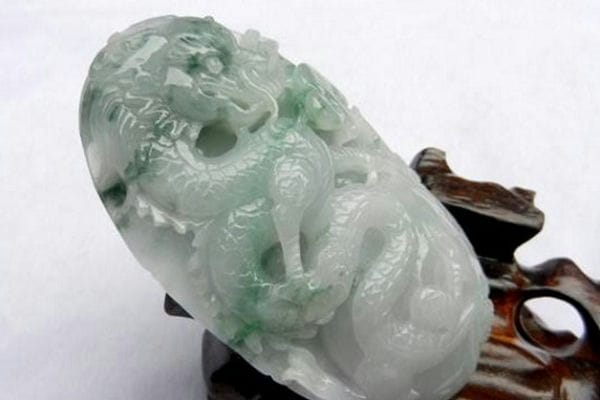 每件饰品都有独特的寓意,龙翡翠把件的寓意你知道吗？