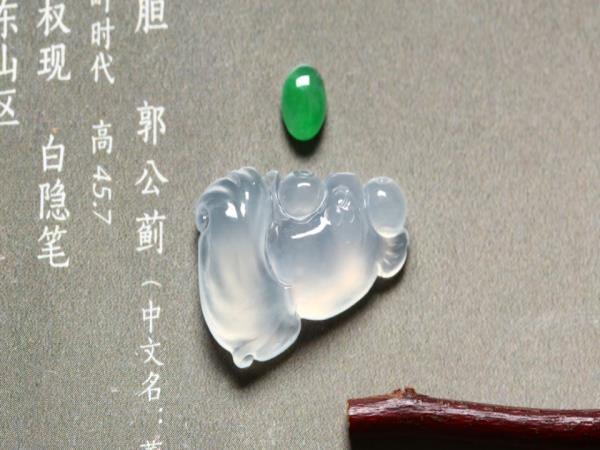 翡翠荧光反应是什么意思_翡翠镯子起荧光反应是为什么？