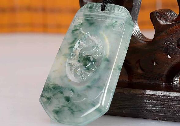 飘蓝花翡翠挂件如何样？飘绿花和飘蓝花翡翠哪一种更好？-第3张-翡翠-玉仓库