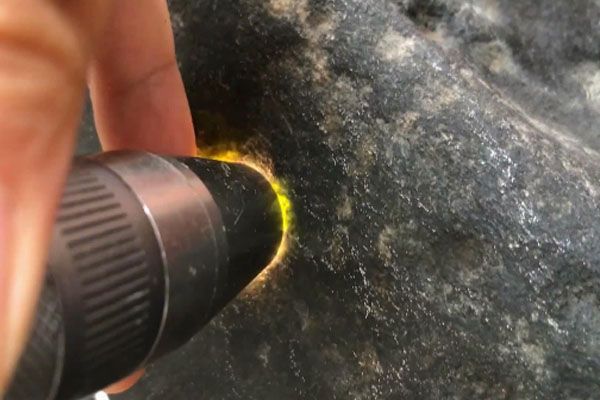 黑皮壳翡翠原石好吗_泛绿黑皮壳翡翠原石品质怎么样