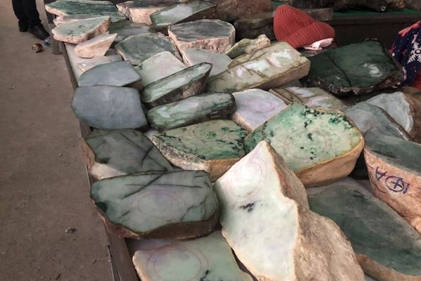 翡翠原石加工基地在哪_翡翠原石到哪里进货的