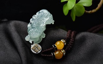 翡翠貔貅挂件不小心磕了一块不是很严重如何修复？