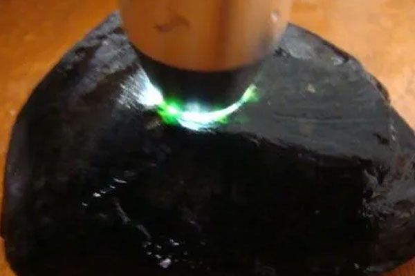 翡翠原石为什么会水短翡翠原石皮壳薄水短的特征特点