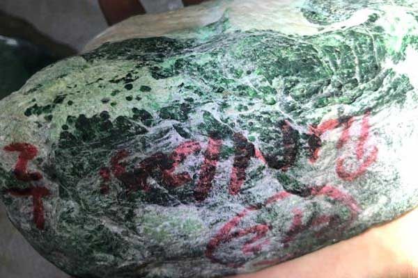 翡翠原石切片的方法_翡翠原石怎样下片最合理
