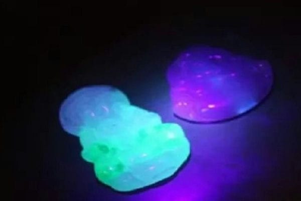 用紫光灯如何看真假翡翠_鉴定的注意事项有哪些