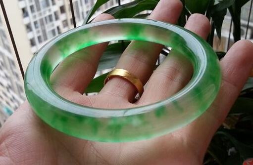炝色翡翠手镯和天然的翡翠有什么区别_造假翡翠是如何炝色的