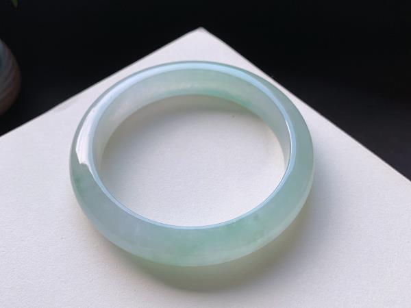 翡翠常见的主要颜色类别和种属特征_翡翠的主要颜色知道吗？
