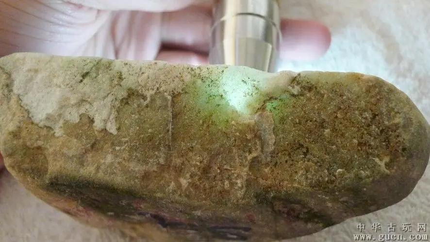 翡翠赌石：如何判断原石雾层厚度好不好？