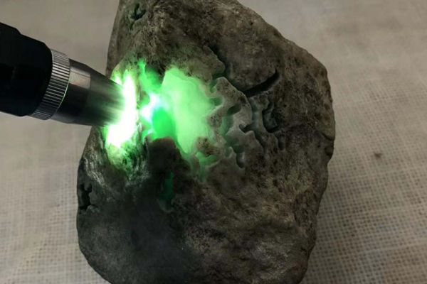 什么是翡翠原石肉细_翡翠原石哪个场口的肉最细