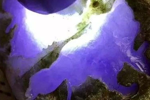翡翠原石打灯怎么看_翡翠原石和强光手电的用法