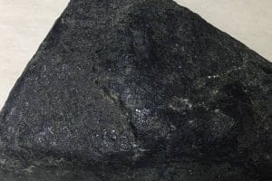 黑乌沙翡翠原石特征