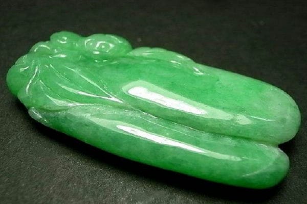 苹果绿在翡翠的绿色中是什么档次_高档次的翡翠是哪种