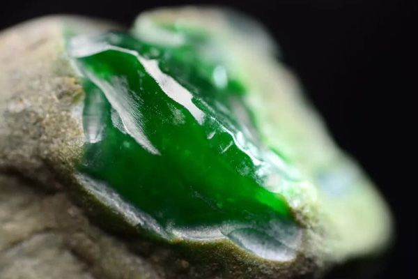 翡翠原石裂纹怎么处理_翡翠原石裂痕怎么治