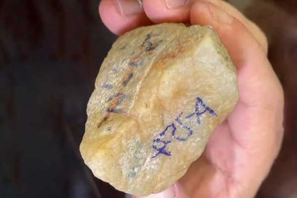 翡翠原石正确的去皮步骤_翡翠原石玩家怎么去皮？用水吗？