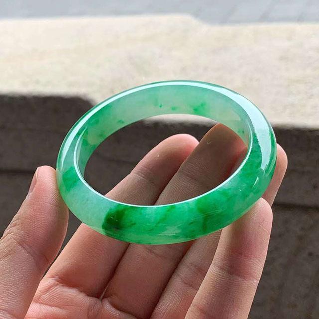 新手挑选翡翠手镯需要注意什么？