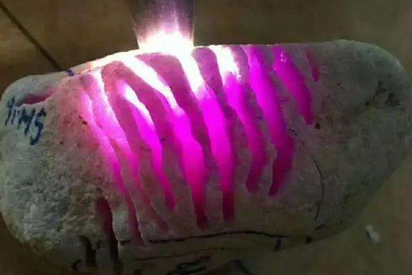 翡翠原石冰紫料值得买吗_翡翠原石冰紫料价格多少