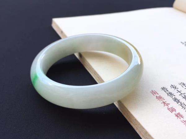 有黄金和翡翠要什么区别_请问一下黄金和黄金饰品有什么区别？