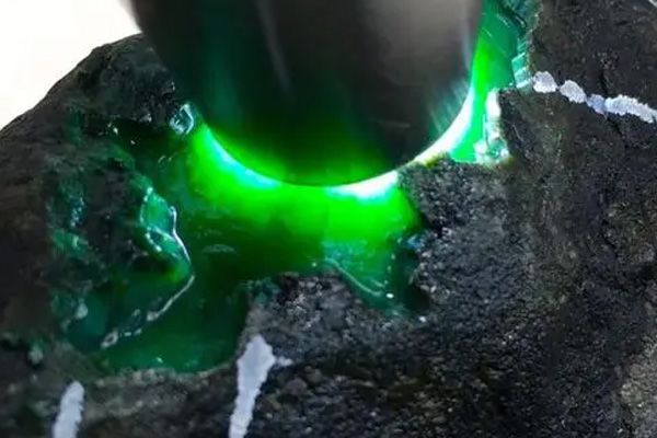 翡翠原石山料和水料哪个好_翡翠山料原石价格多少