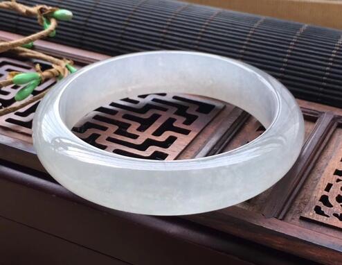买一只白翡翠手镯大概要多少钱_了解了解下行情