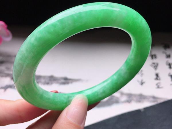 翡翠帝王绿一般出在什么场口_新场口的翡翠种都嫩？切个帝王绿出来吓傻你！