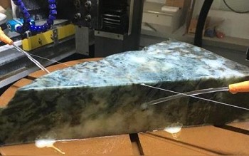 翡翠原石切片多厚？
