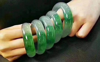 和田碧玉和翡翠怎么区分呀.尤其是和绿翠？