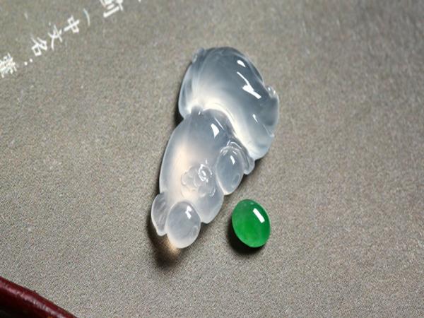 有荧光的翡翠贵吗_翡翠手镯为什么会有荧光？有荧光的好不好？-第2张-翡翠-玉仓库