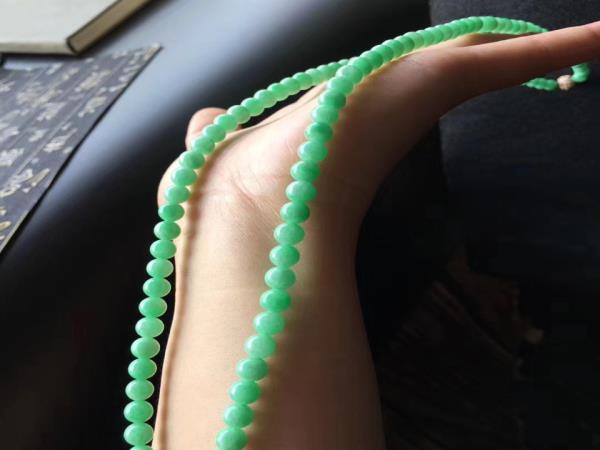 翡翠的绿色会越养越多吗_翡翠的绿色会长吗，听说戴的越久成色会越好？