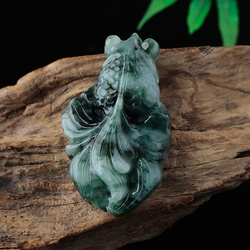 老师傅雕玉翡翠鱼，一眼就可以看出来。