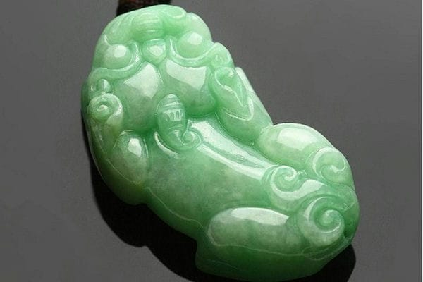 翡翠玉貔貅吊坠有哪些寓意？适合什么人佩戴？
