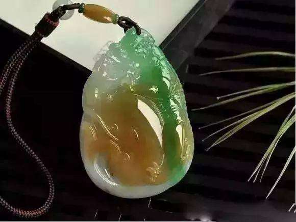 翡翠罕见品种的特性和寓意_三色翡翠有什么价值