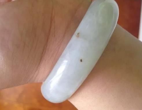 白色翡翠有黑色点点怎么回事