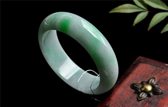 白底青翡翠手镯如何样？它的多少钱原来这么高！-第2张-翡翠-玉仓库