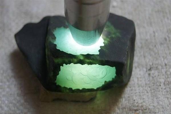 老坑翡翠原石的特征_翡翠老坑原石价格