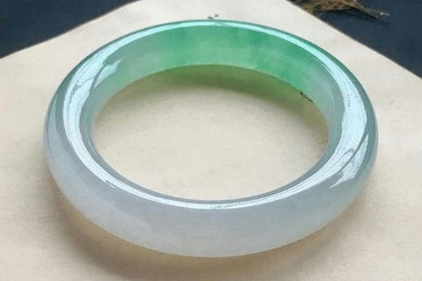 传统观念的翡翠以绿为贵,翡翠手镯不带绿好吗？-第3张-翡翠-玉仓库
