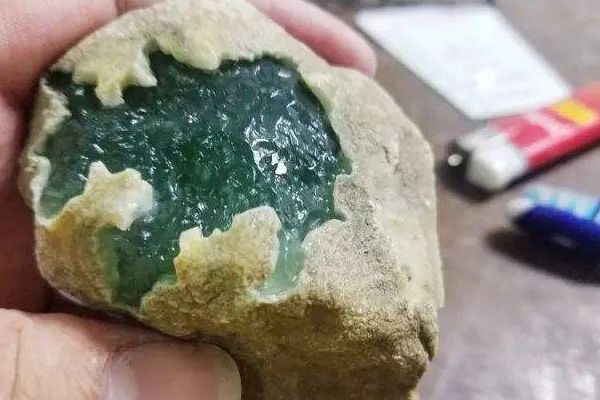 翡翠原石是怎样形成的_翡翠原石是怎么样来的