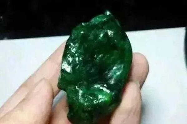 这块满身是“藓”的翡翠只能丢掉？住手！看雕刻师化腐朽为神奇！-第3张-翡翠-玉仓库