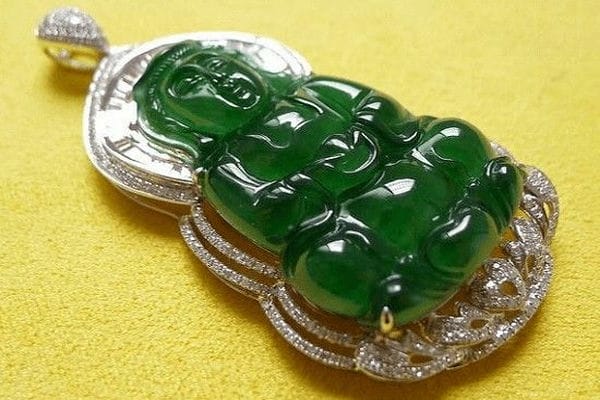 墨绿色翡翠值钱吗？质地如何才是决定因素！