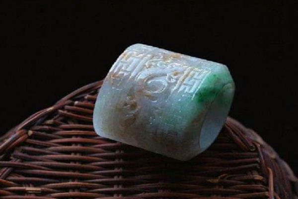 如何鉴别假翡翠扳指_用四种方法来鉴定翡翠扳指的真假