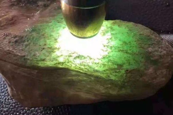 青海有翡翠原石市场吗_翡翠原石的价格要多少