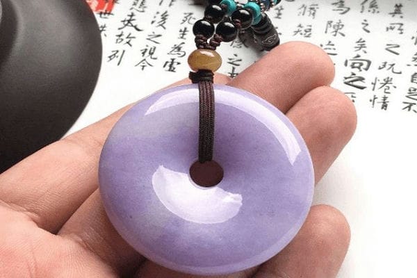 翡翠玉扣a货多少钱？现在的市场行情如何？