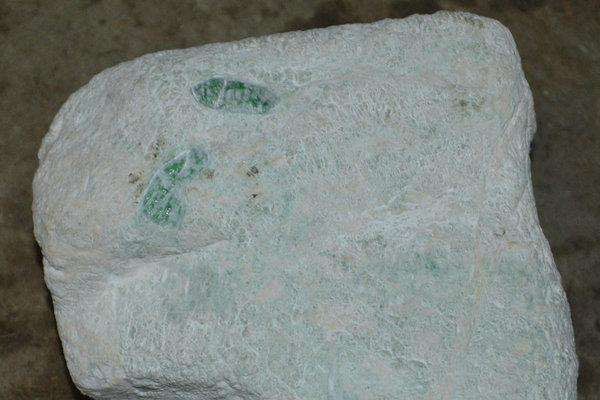翡翠原石开窗后价格有变化吗翡翠原石开窗后价格