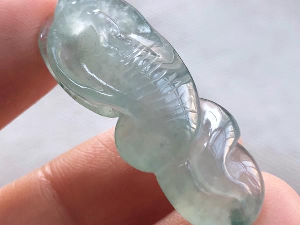 戴翡翠生肖挂件好吗_翡翠生肖鸡挂件的寓意有哪些