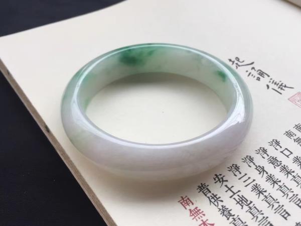翡翠里的春彩什么意思_春带彩的鉴赏鉴别-第2张-翡翠-玉仓库