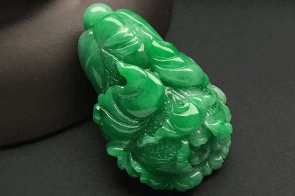 翡翠是墨绿好还是翠绿好？主要看是否适合自己佩戴(图文)