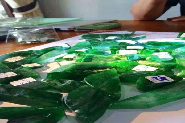 你不知道的翡翠成品背后的毛料故事-第7张-翡翠-玉仓库