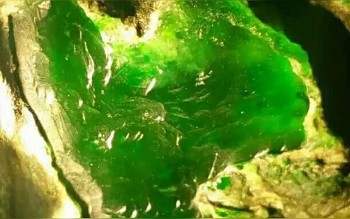 翡翠是玉吗？都说玉能辟邪，翡翠可以吗？