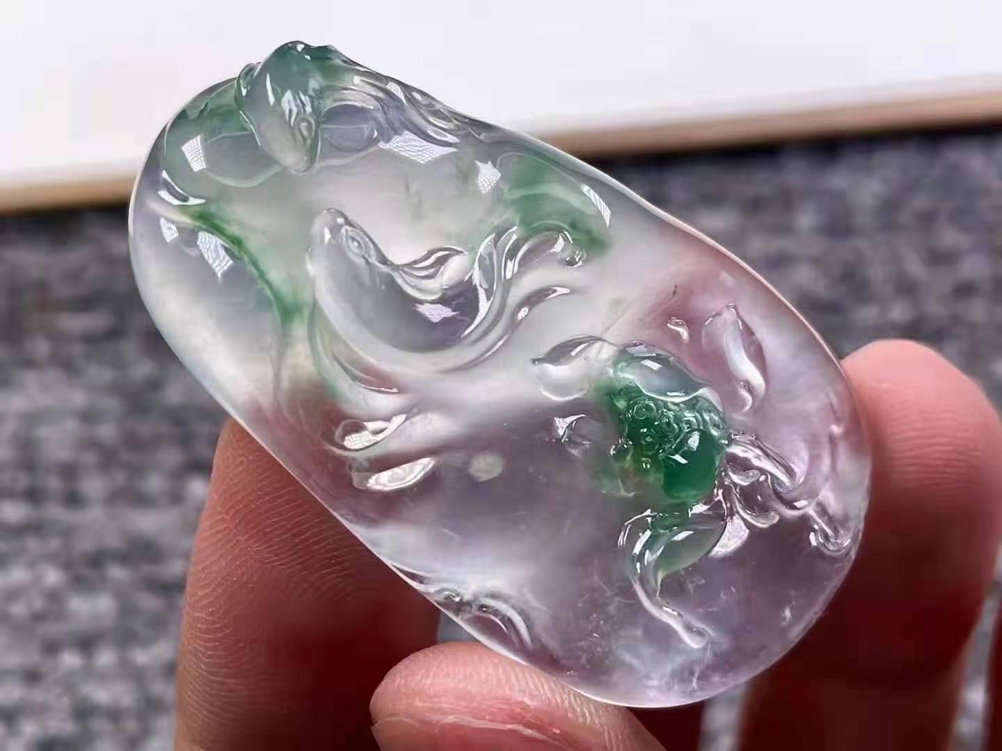 直播间买翡翠真的靠谱吗？那我们在直播间买翡翠时要注意什么？怎样在直播间买翡翠而不掉坑呢？